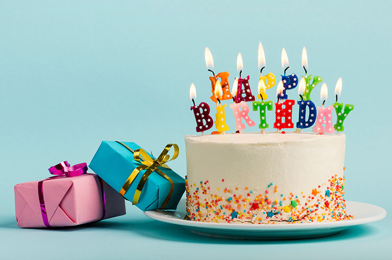 点着蜡烛的生日蛋糕设计生日快乐背景图片素材(JPG)