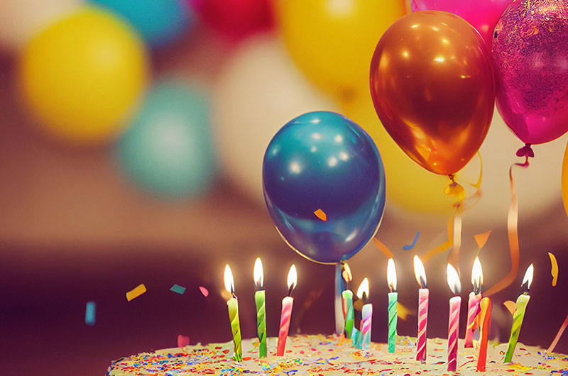 点着蜡烛的生日蛋糕和气球设计高清生日快乐背景图片素材(JPG)