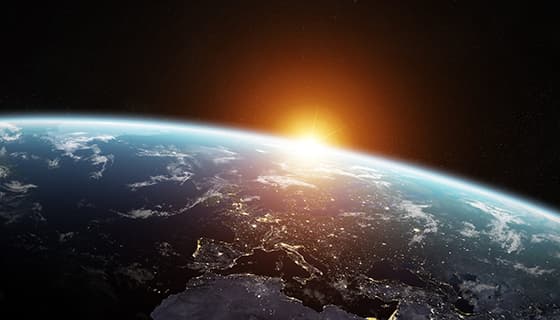 从太空上遥看蓝色地球日出高清图片素材(JPG)