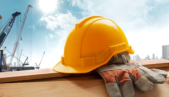 建筑工地上的黄色安全帽和手套高清图片素材(JPG)