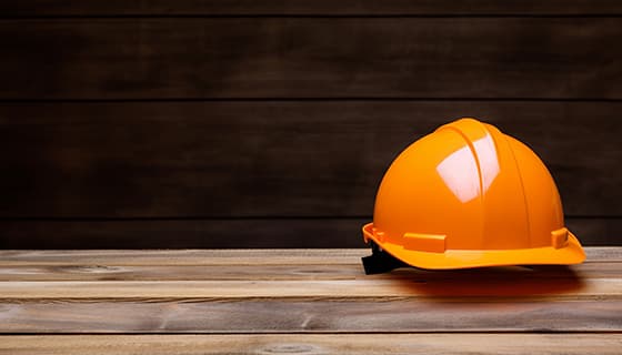 木板上的橙色头盔安全帽高清图片素材(JPG)