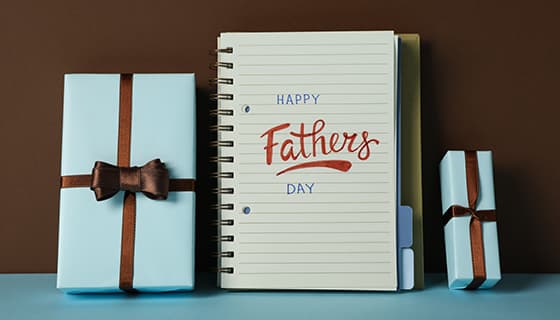 包装好的礼物和记事本设计父亲节背景图片素材(JPG)