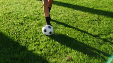 运动员在草地上踢足球慢动作