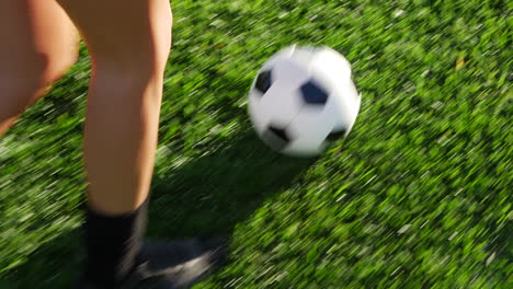 穿着钉鞋在草地上踢足球