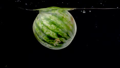 落入水中后旋转的西瓜