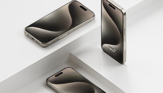 三台不同摆放姿势的原色钛金属 iPhone 15 Pro Max 手机素材(PSD)