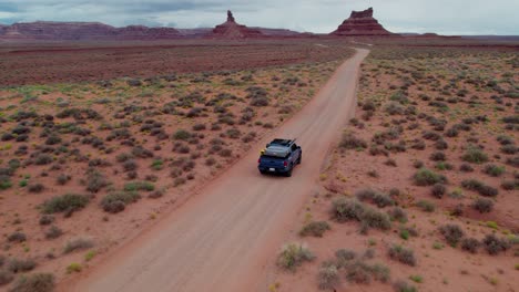行驶在沙漠公路上的汽车