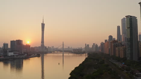 夕阳下的珠江和广州塔景色