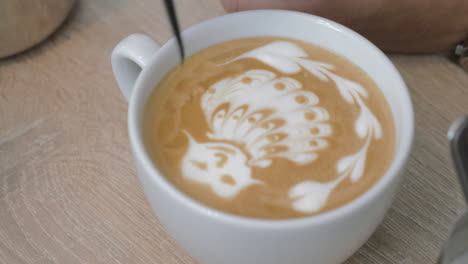 咖啡师正在咖啡上绘制拉花