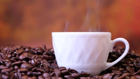 咖啡豆里一杯冒着热气的咖啡