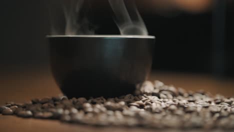 咖啡豆里一杯冒着热气的咖啡