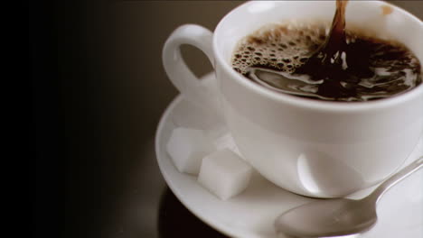 往咖啡里加入方糖慢镜头