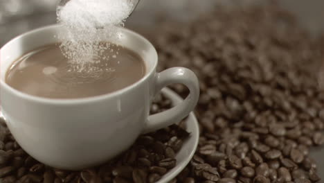 往咖啡里放入白糖慢镜头