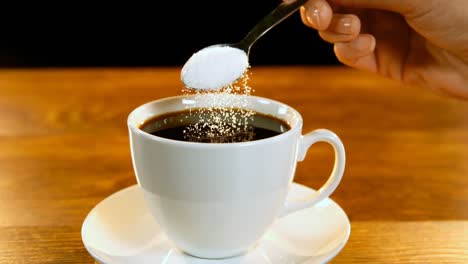 往咖啡里放入白糖慢镜头
