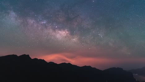 山谷上空的银河和星星延时摄影