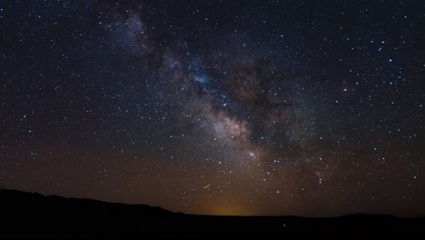 沙漠上空的银河和星空延迟摄影