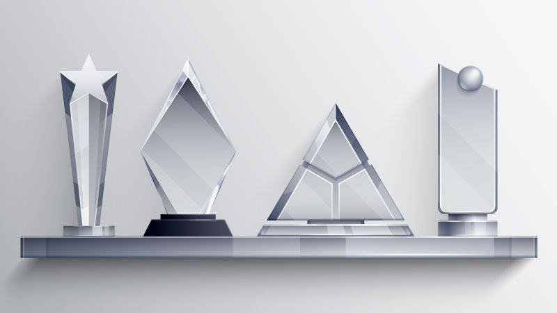 四个不通形状的透明水晶奖杯矢量素材(EPS)